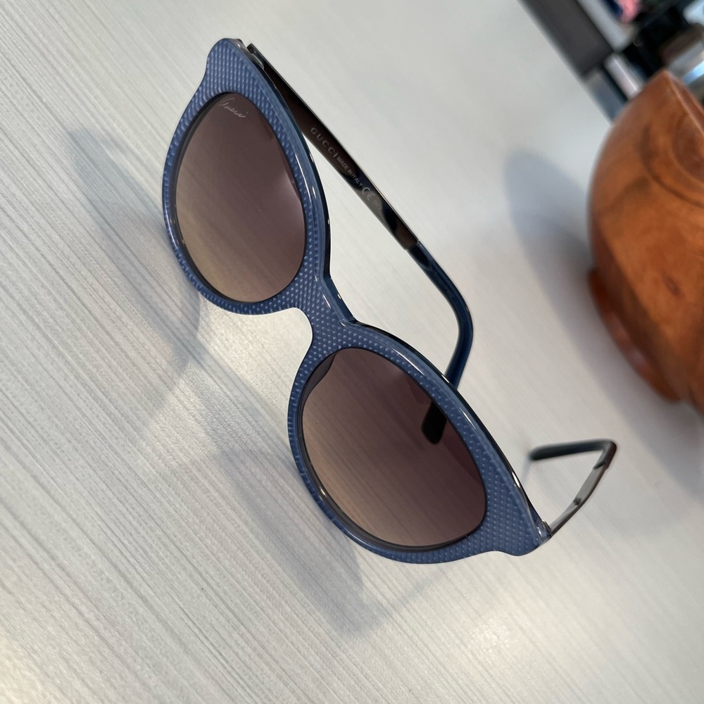 GUCCI Women’s Sunglasses - Picture 4 of 8